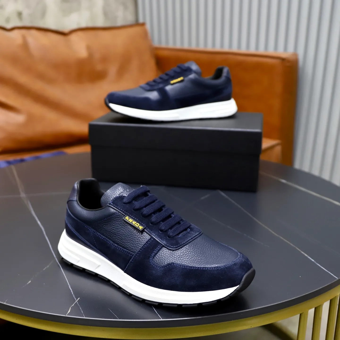 Factory price: 740💰Top original order Brand: PRADA (Prada) Standard code: Men's size 38/44 (45 can be customized) Grade: Same as the official website Material: Original cowhide stitching imported cowhide lining Original combination two-color wear-resistant soft outsole Style category: Leisure and sports version Young fashion European and American trend British style Color: Real picture color